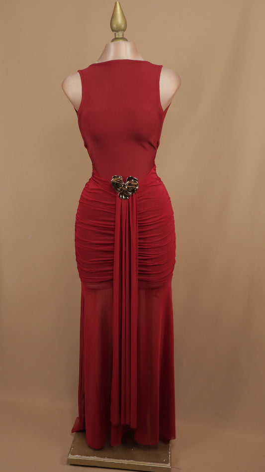 Vestido largo resacado con flor y escote en espalda