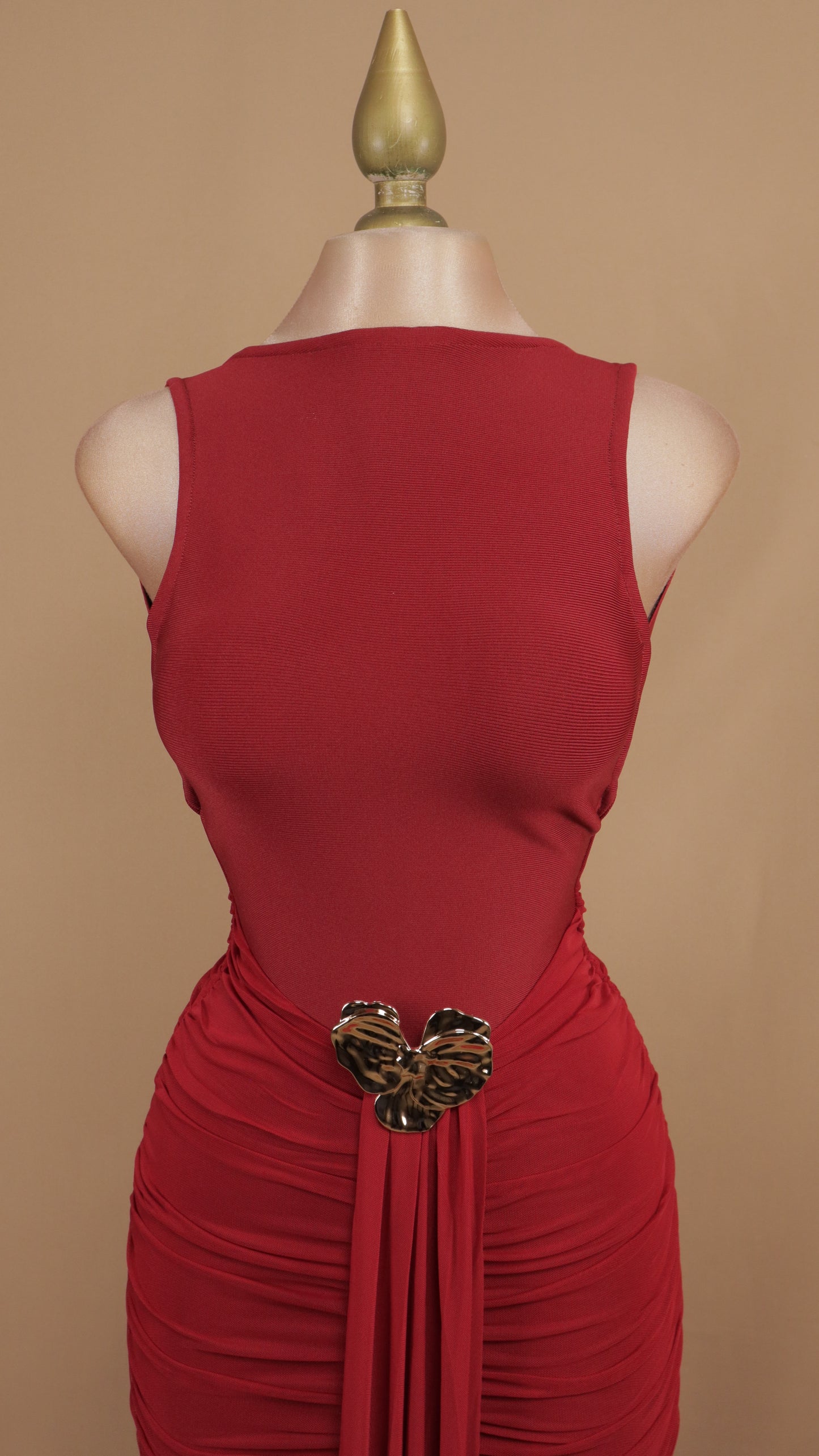 Vestido largo resacado con flor y escote en espalda