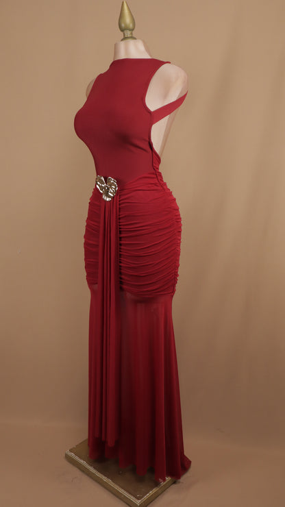 Vestido largo resacado con flor y escote en espalda