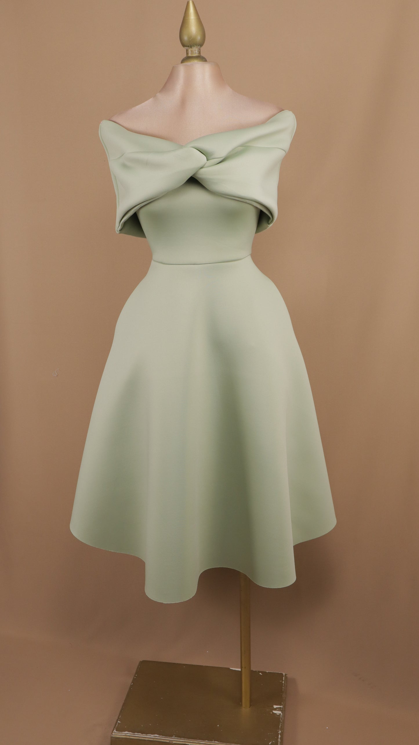 Vestido midi al hombro tipo fomi