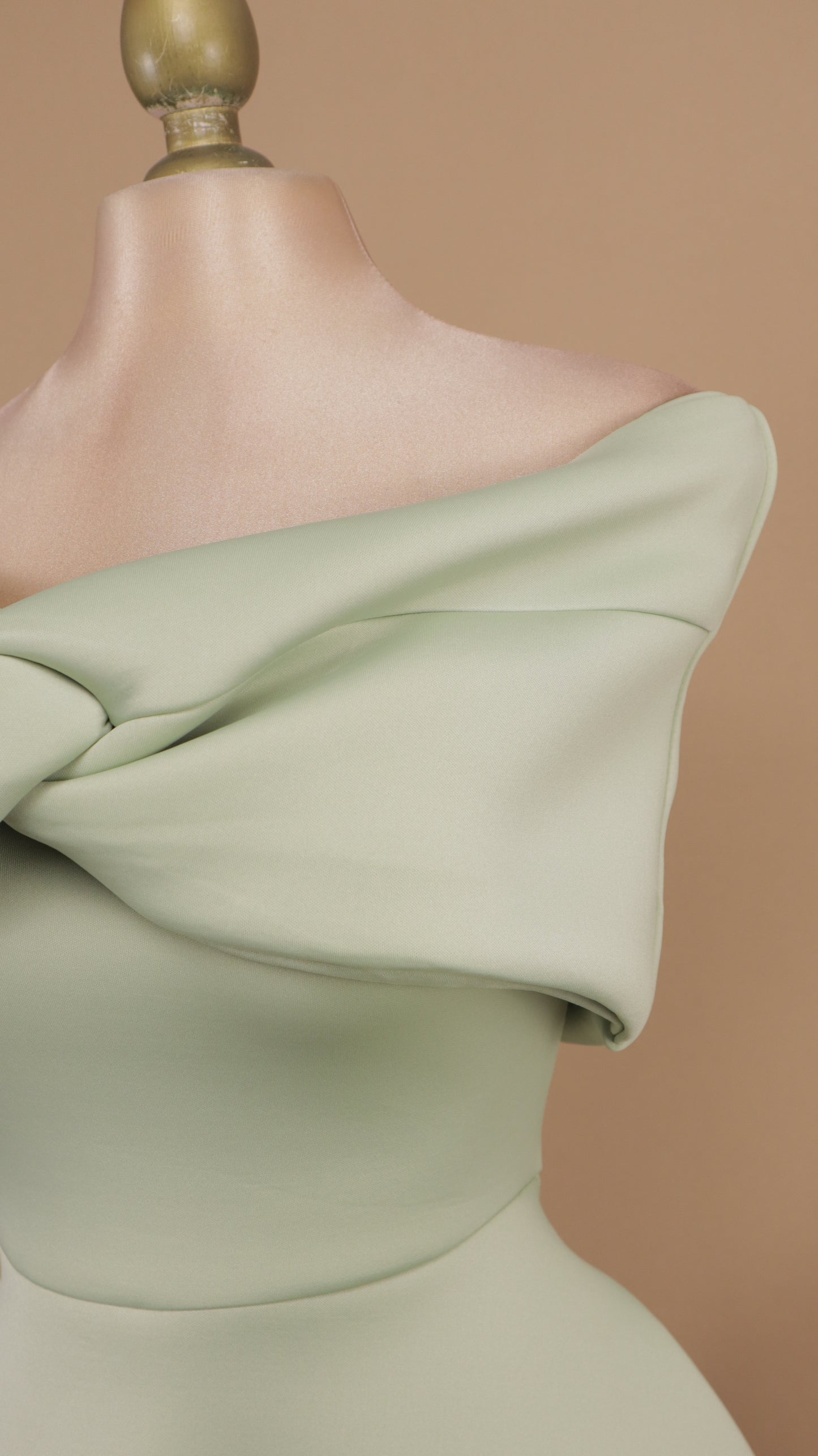 Vestido midi al hombro tipo fomi