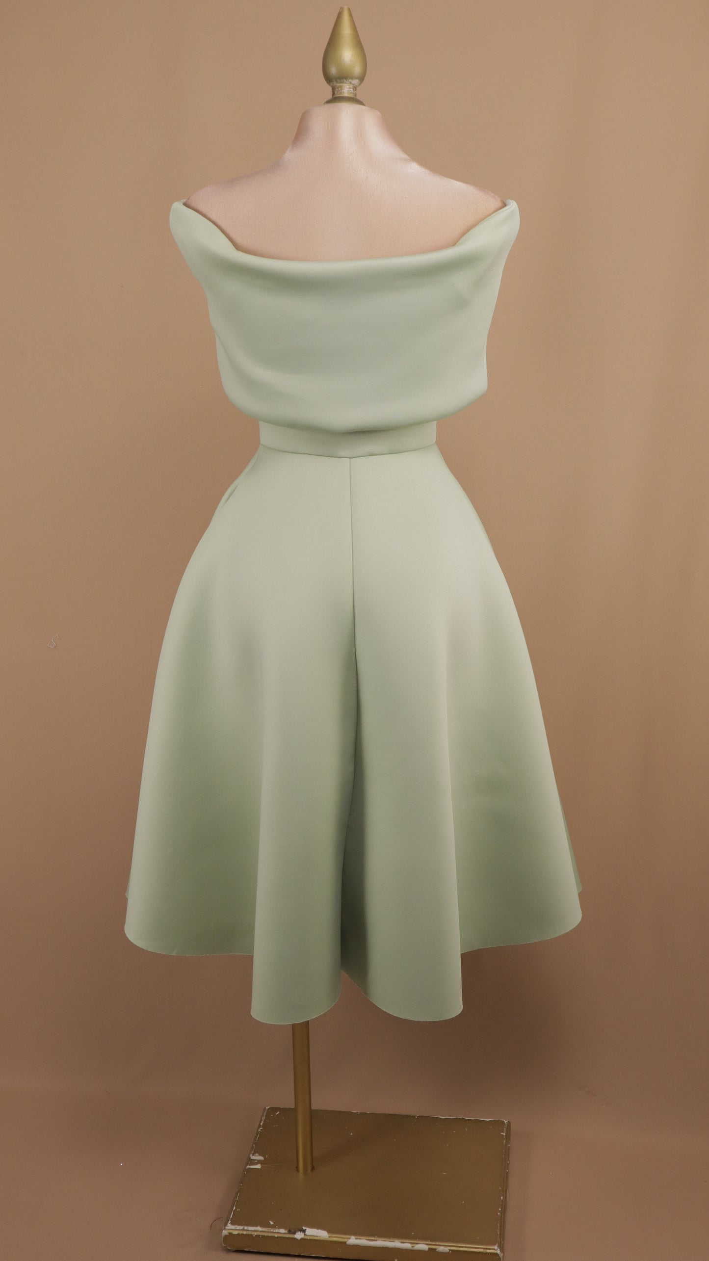 Vestido midi al hombro tipo fomi
