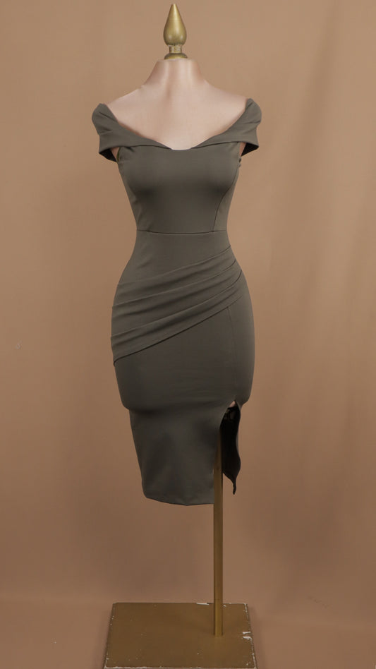 Vestido midi al hombro con abertura en pierna