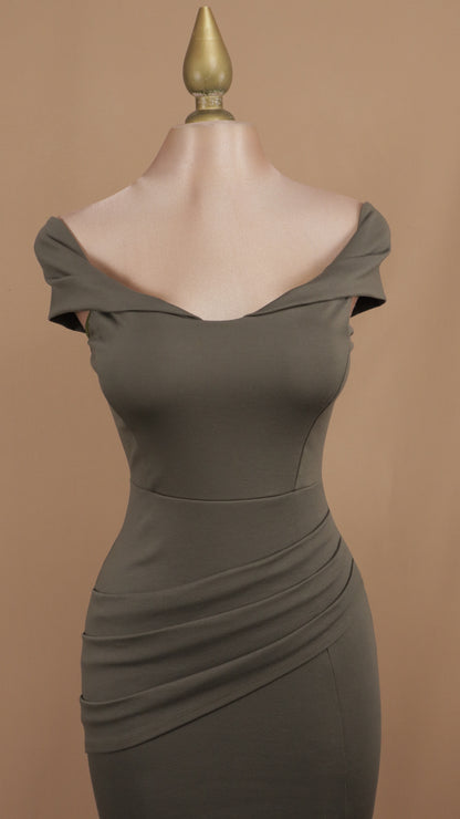 Vestido midi al hombro con abertura en pierna