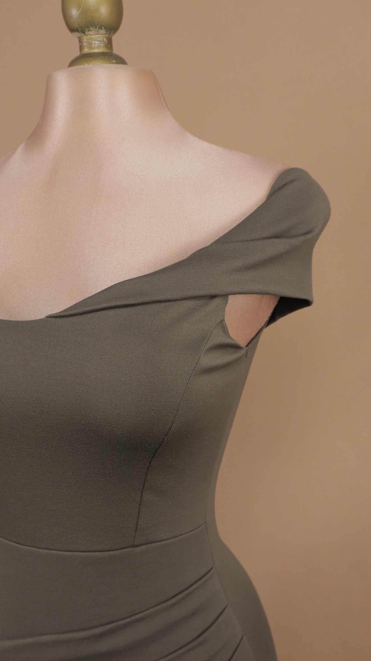 Vestido midi al hombro con abertura en pierna