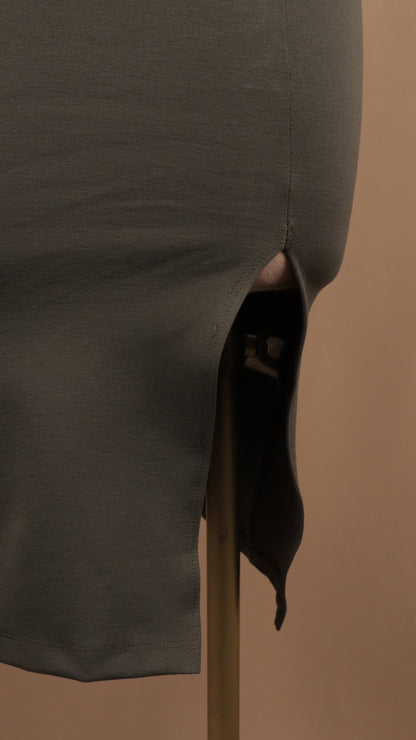 Vestido midi al hombro con abertura en pierna