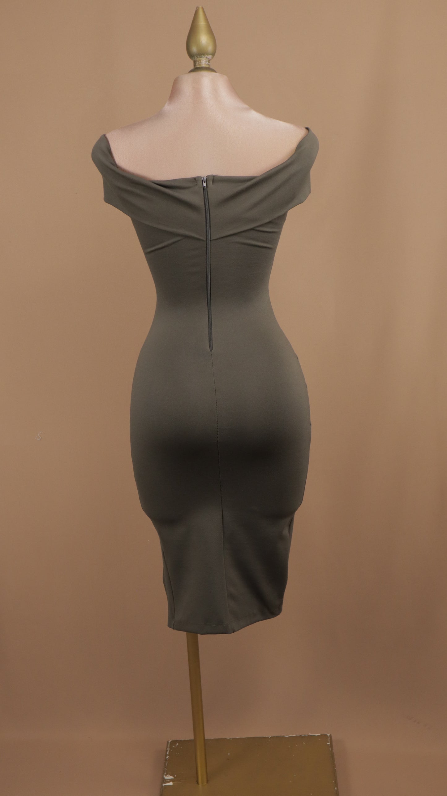 Vestido midi al hombro con abertura en pierna