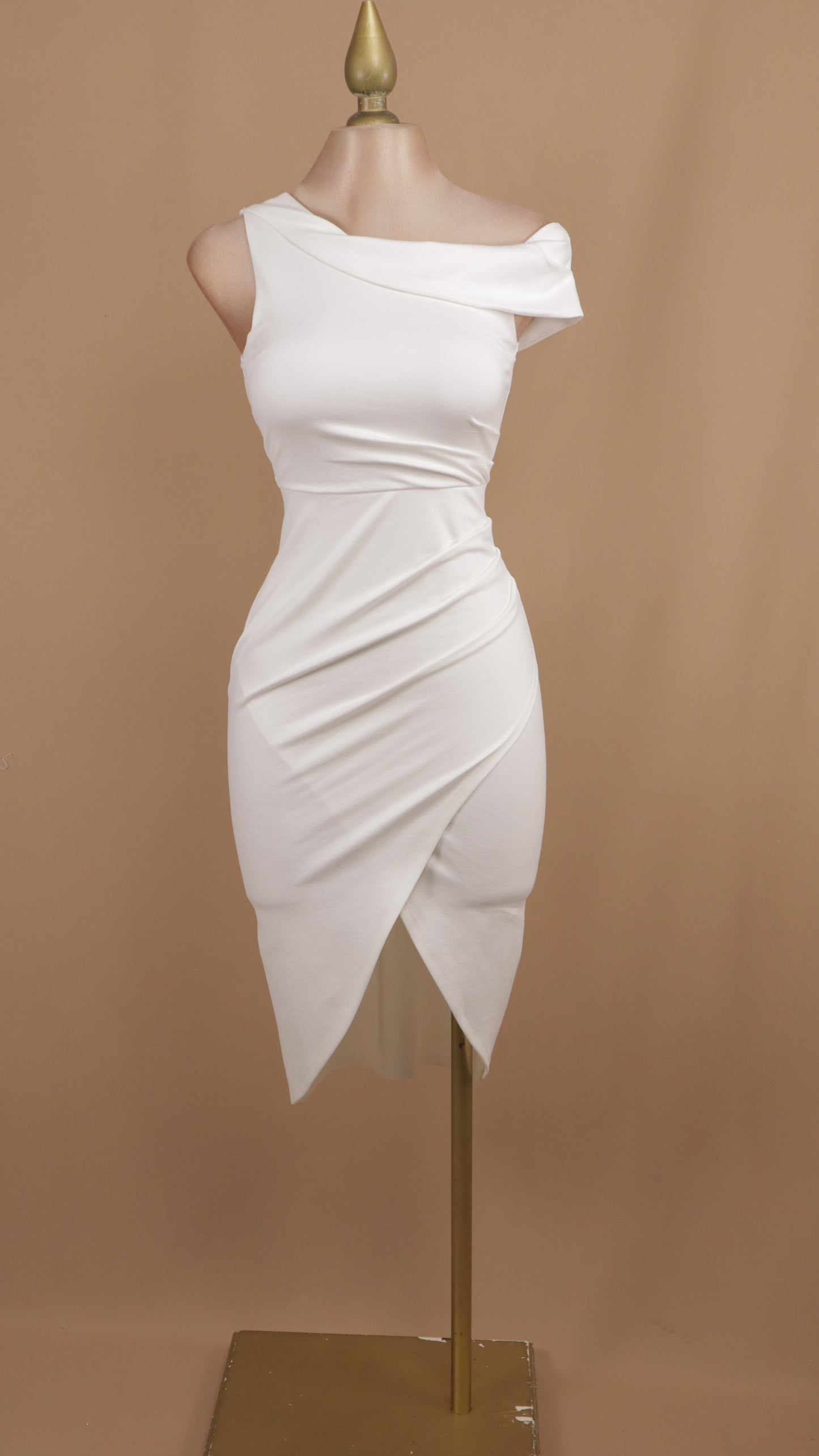 Vestido midi asimétrico con pliegues