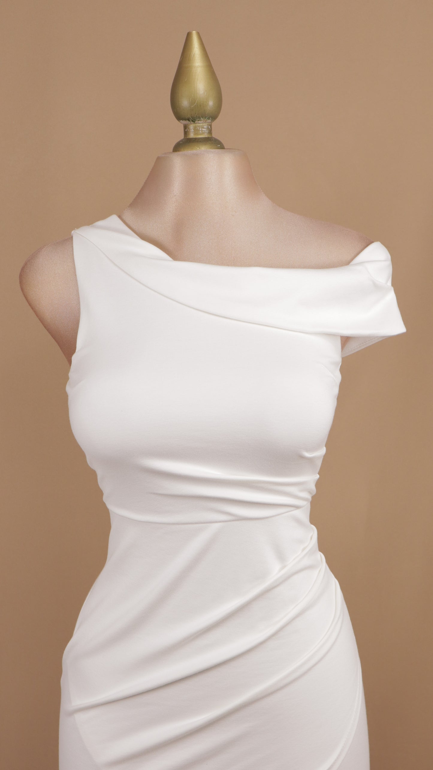Vestido midi asimétrico con pliegues
