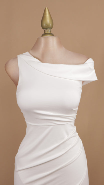 Vestido midi asimétrico con pliegues