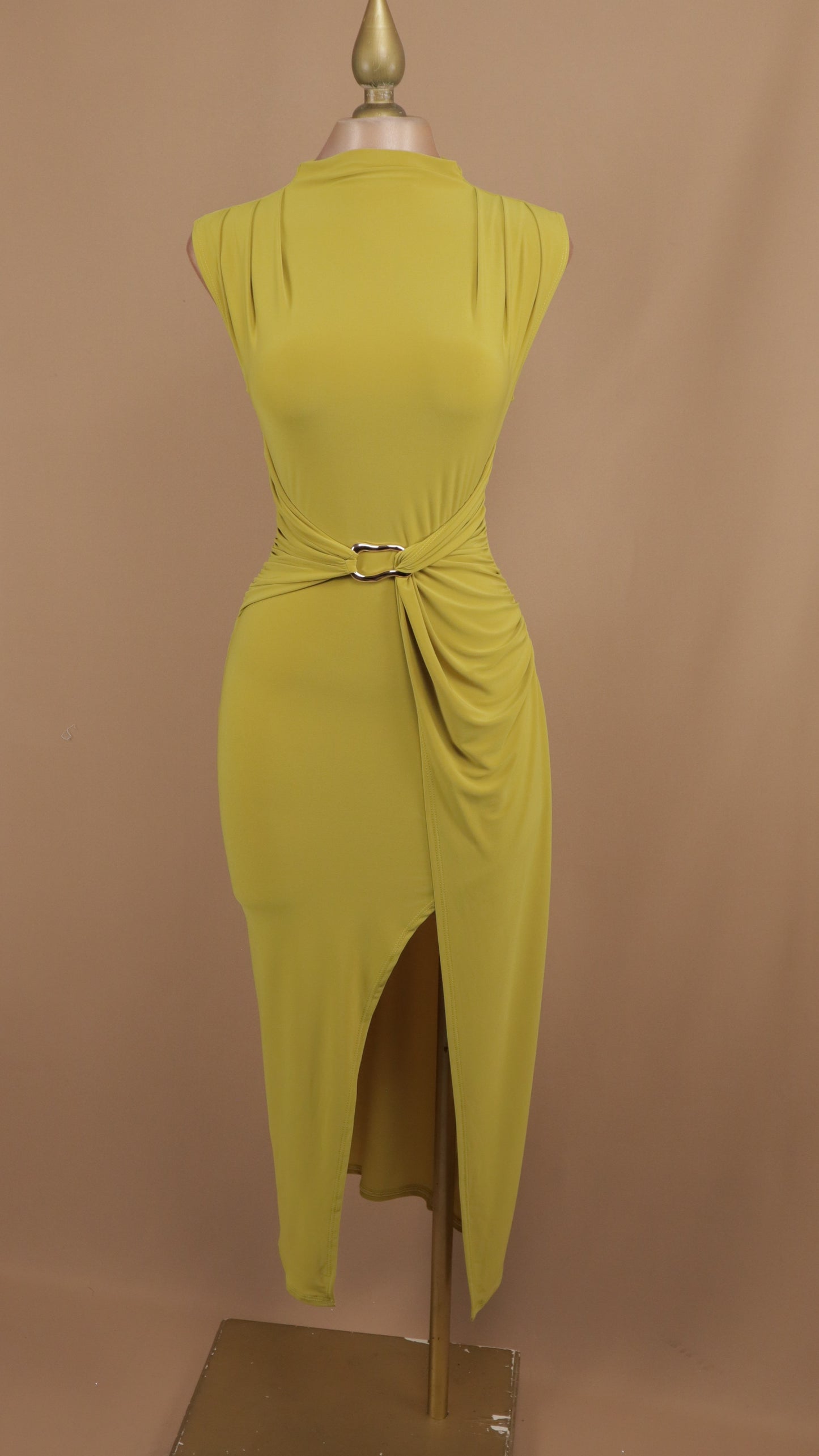 Vestido midi con argolla y abertura en pierna