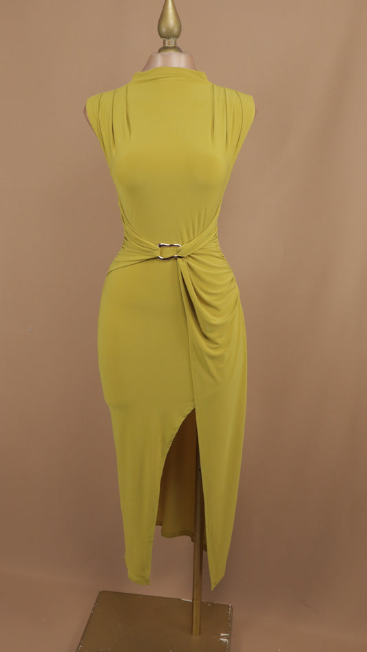 Vestido midi con argolla y abertura en pierna