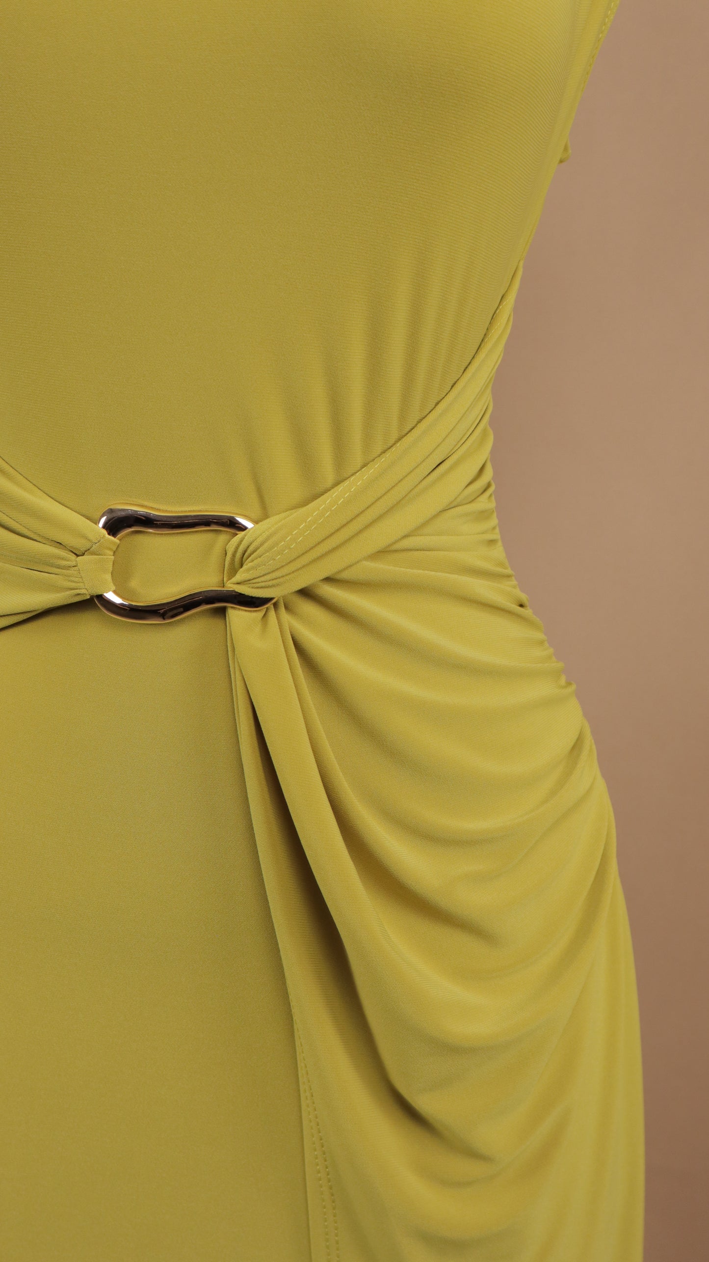 Vestido midi con argolla y abertura en pierna