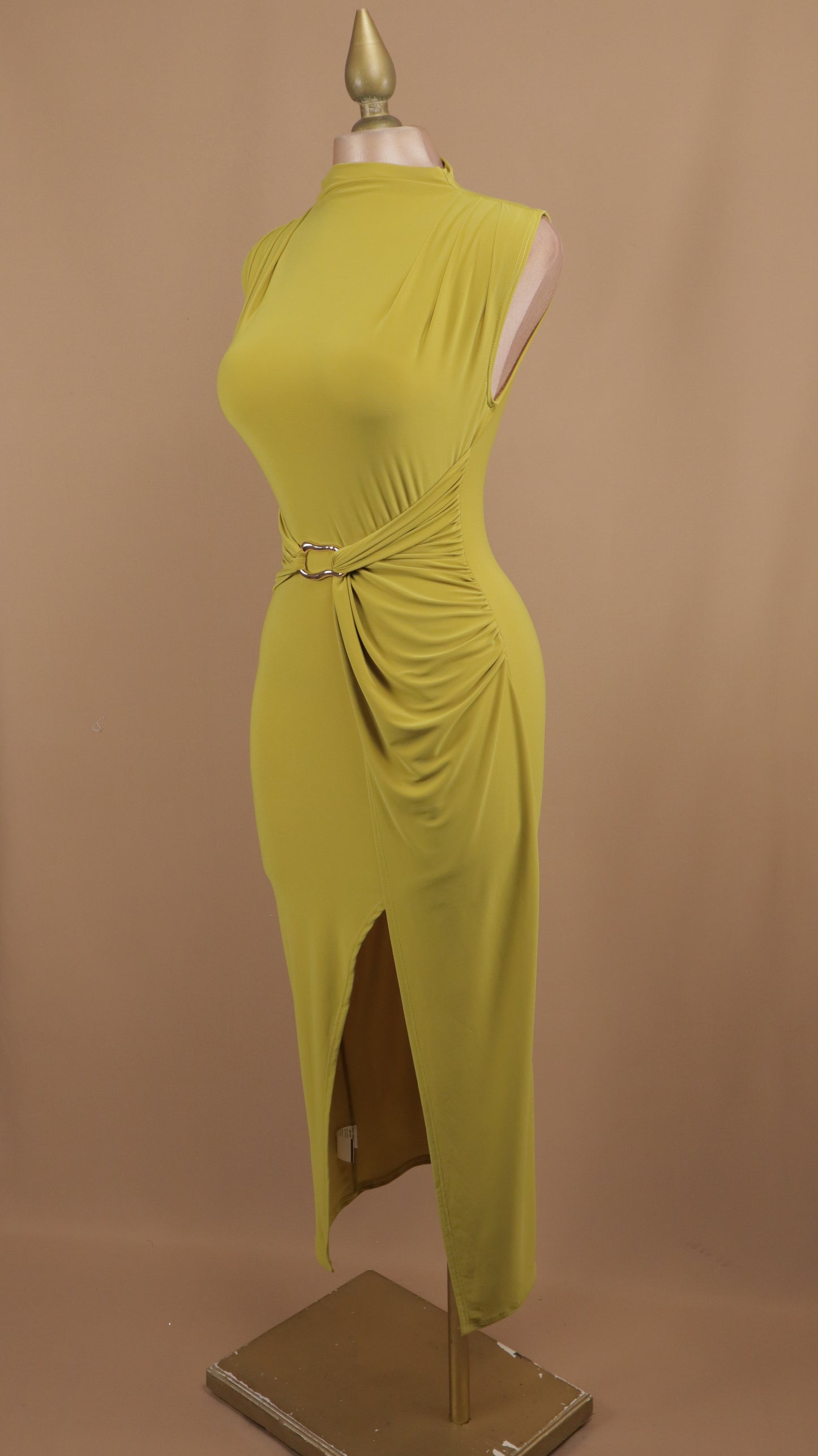 Vestido midi con argolla y abertura en pierna