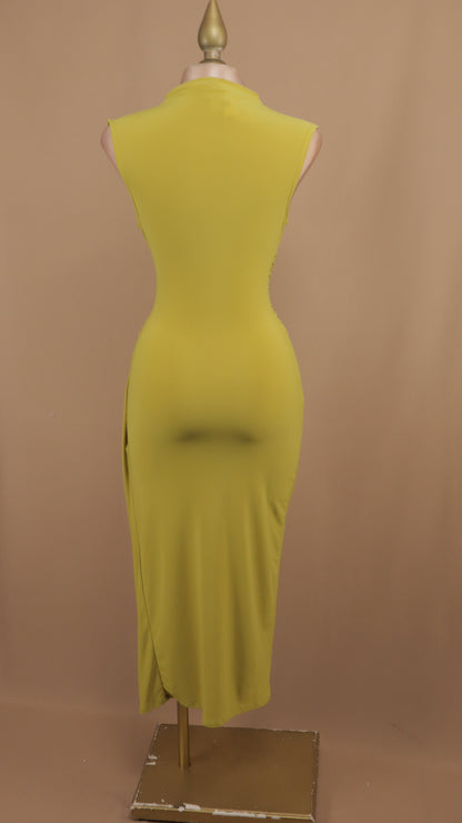 Vestido midi con argolla y abertura en pierna