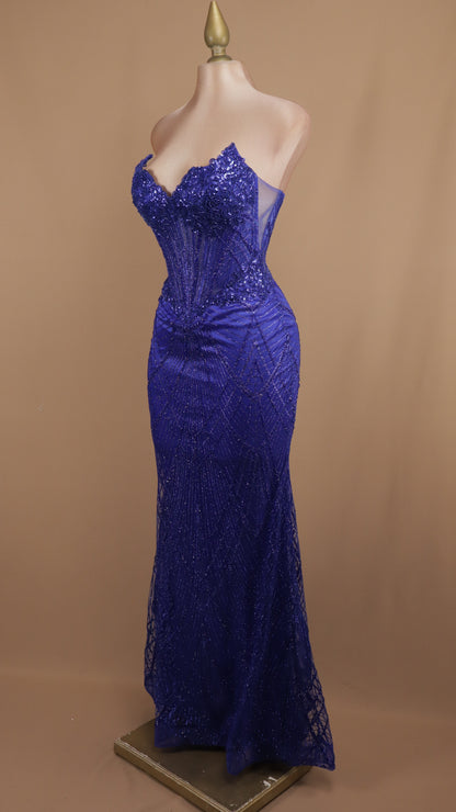 Vestido largo de graduación straple con aplicación