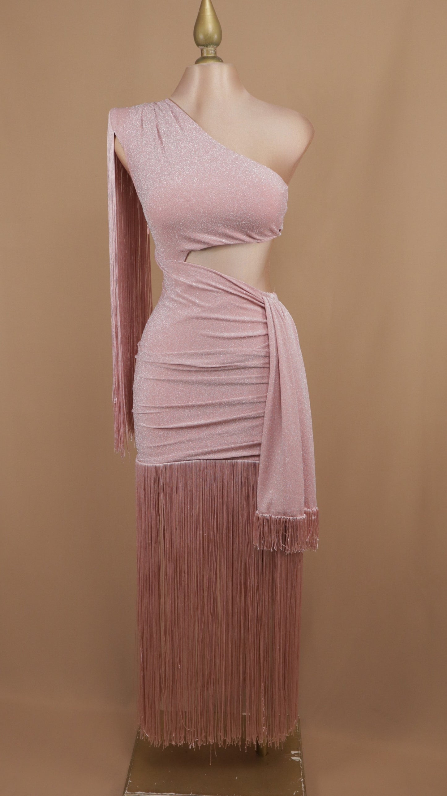 Vestido de barbitas asimétrico con escote en cintura