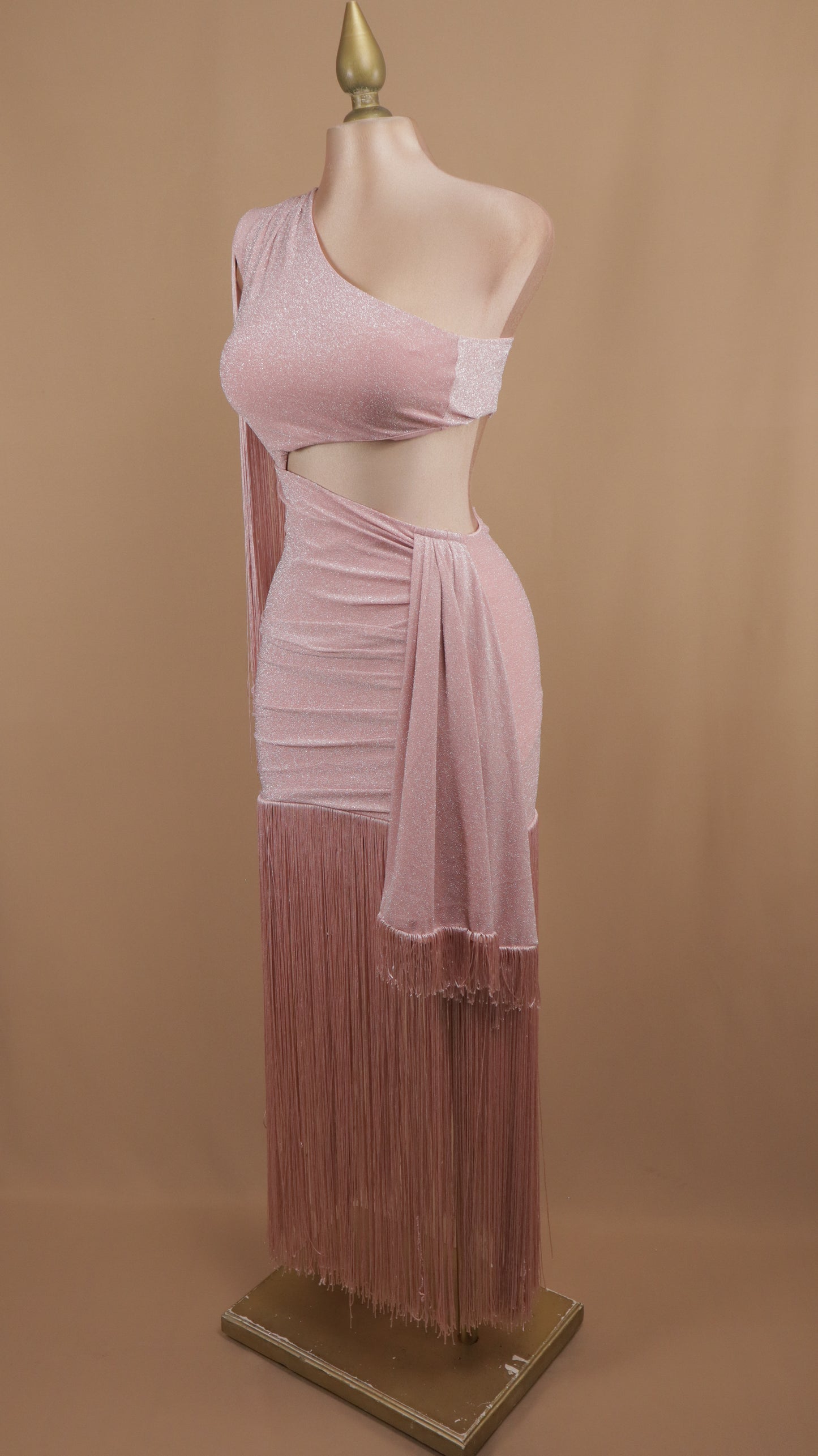 Vestido de barbitas asimétrico con escote en cintura