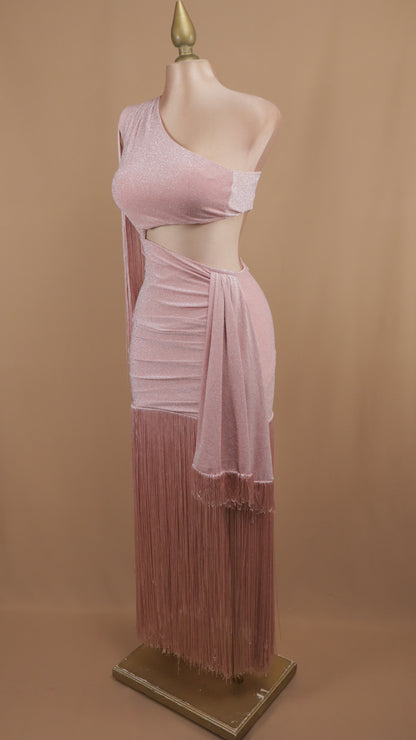Vestido de barbitas asimétrico con escote en cintura