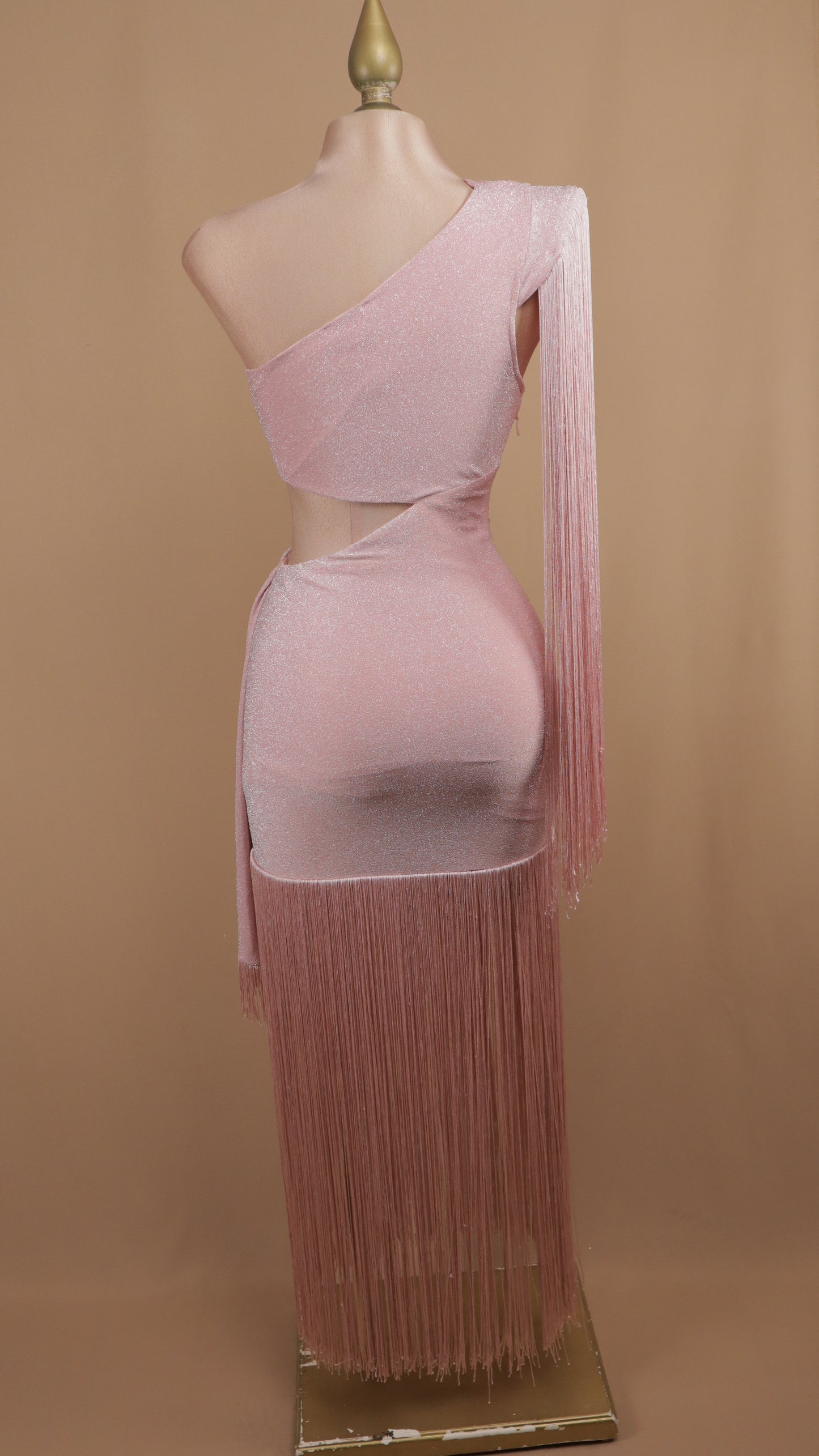 Vestido de barbitas asimétrico con escote en cintura