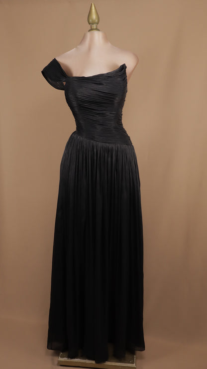 Vestido largo plisado asimétrico con corset