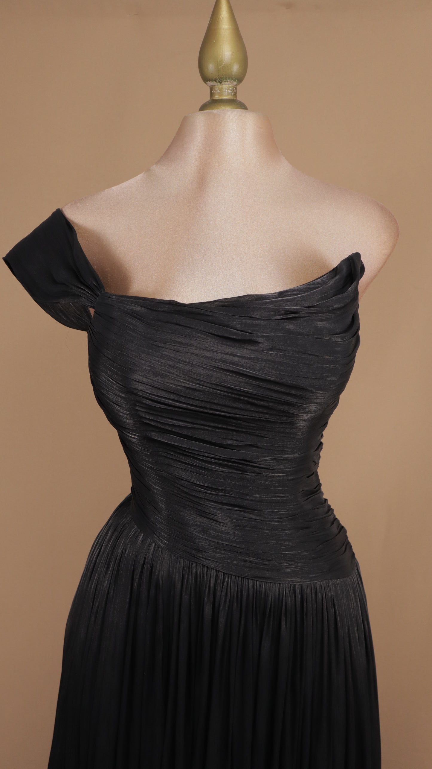 Vestido largo plisado asimétrico con corset