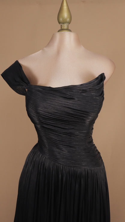 Vestido largo plisado asimétrico con corset