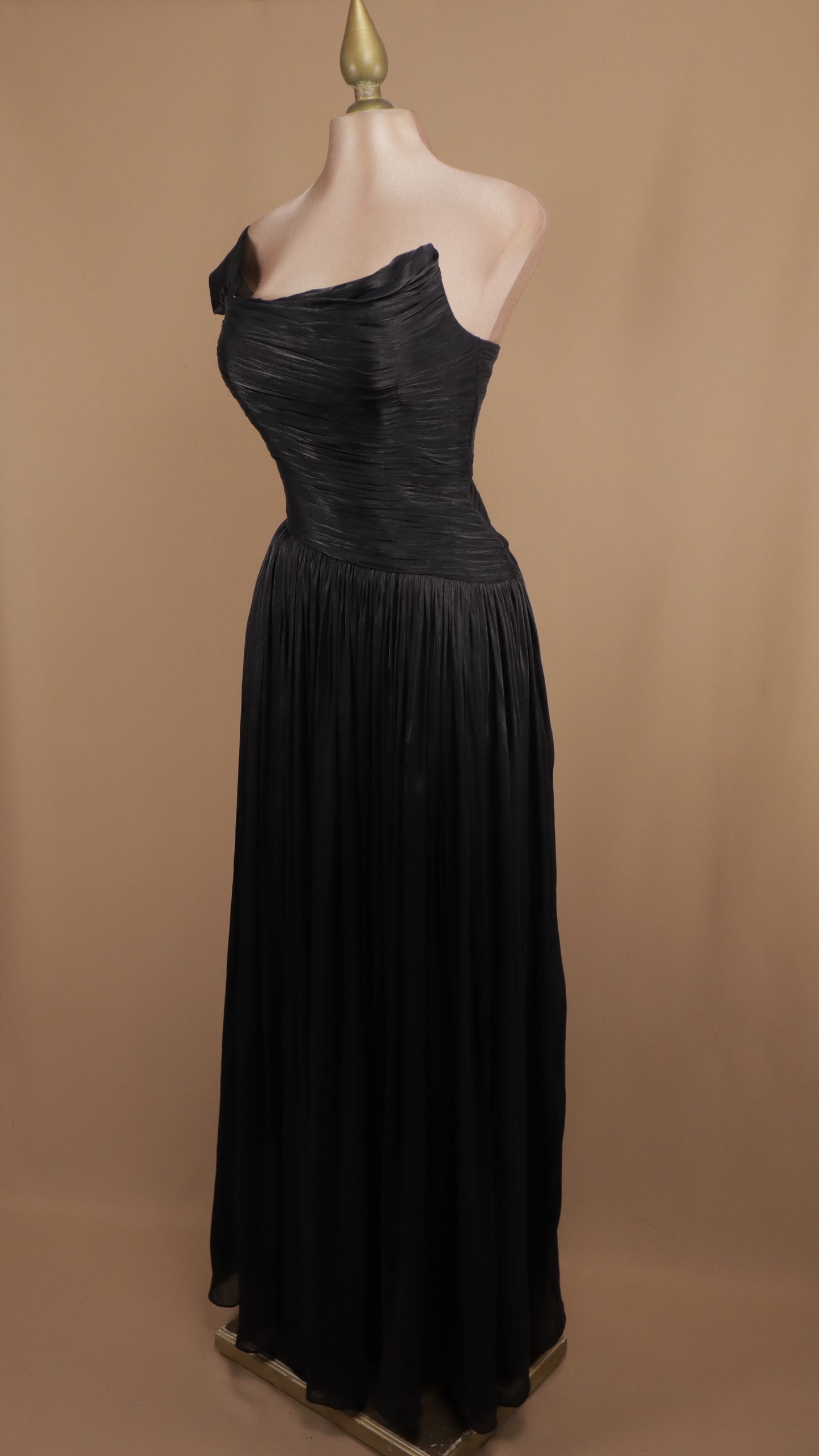 Vestido largo plisado asimétrico con corset