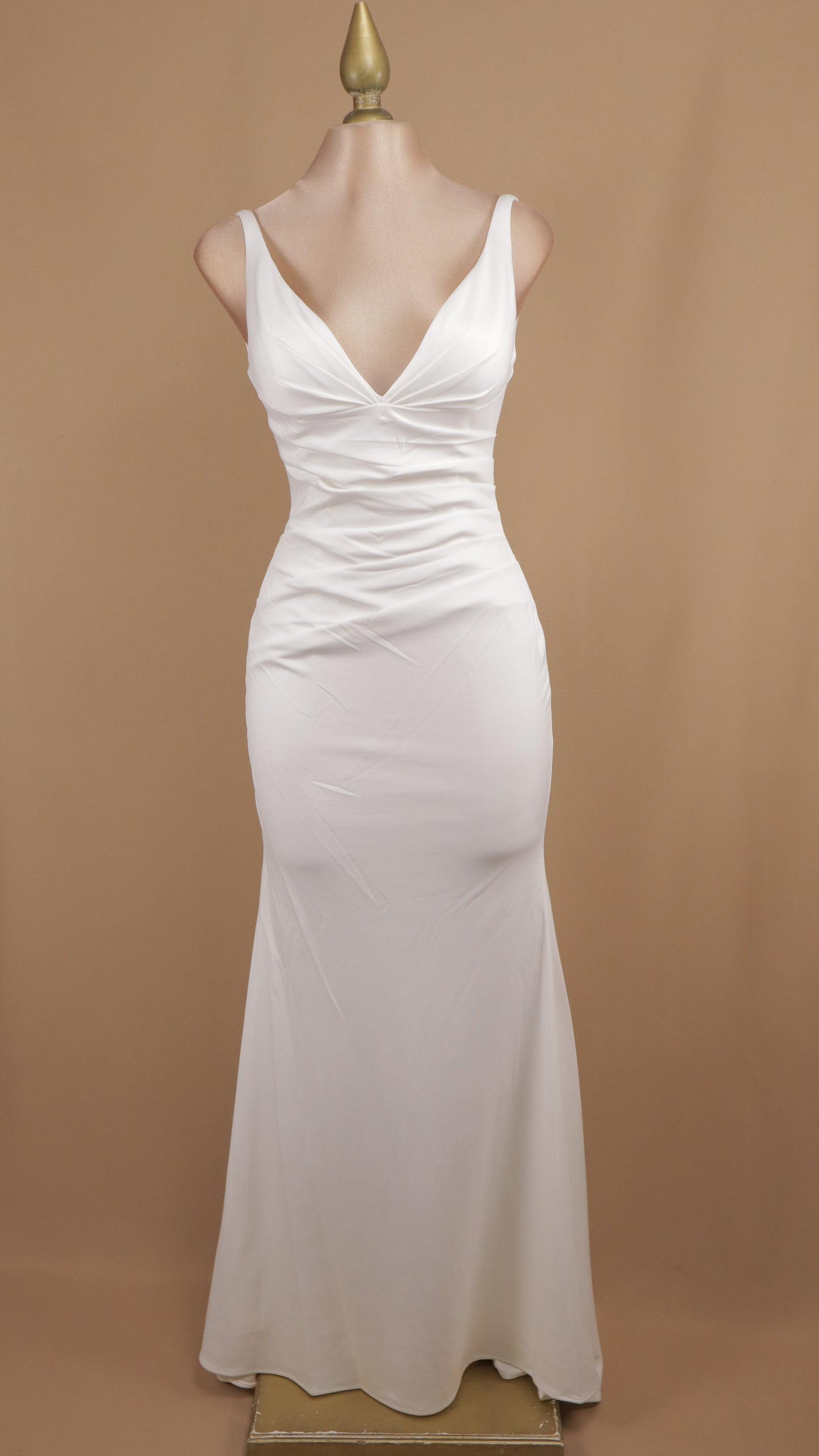 Vestido largo de novia con escote en V y tirantes