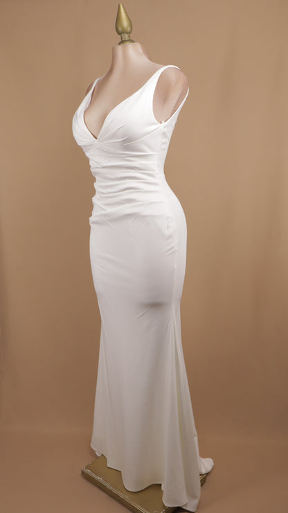 Vestido largo de novia con escote en V y tirantes