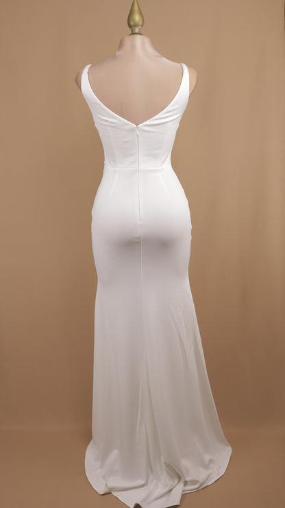 Vestido largo de novia con escote en V y tirantes