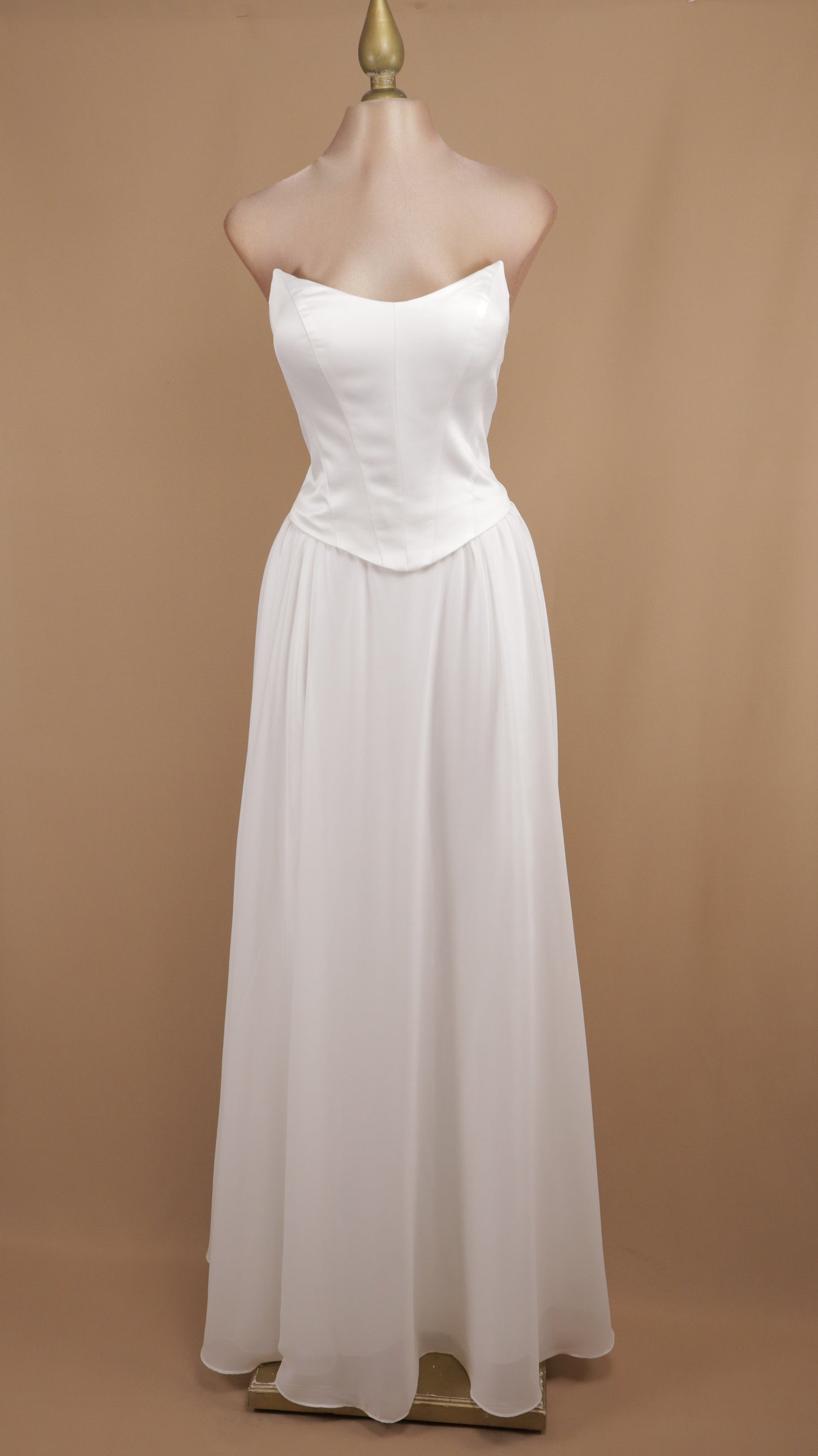 Vestido estraple con corset y falda de chiffon