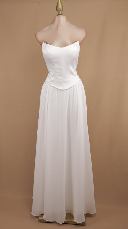 Vestido estraple con corset y falda de chiffon