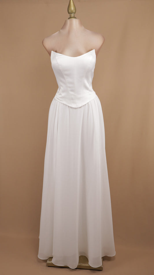 Vestido estraple con corset y falda de chiffon