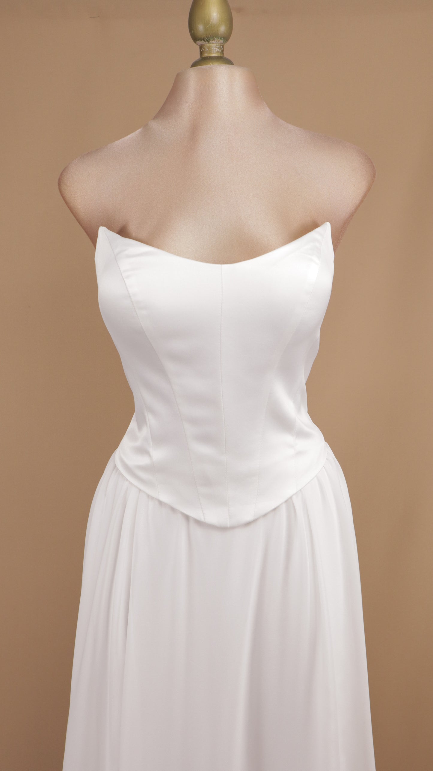 Vestido estraple con corset y falda de chiffon