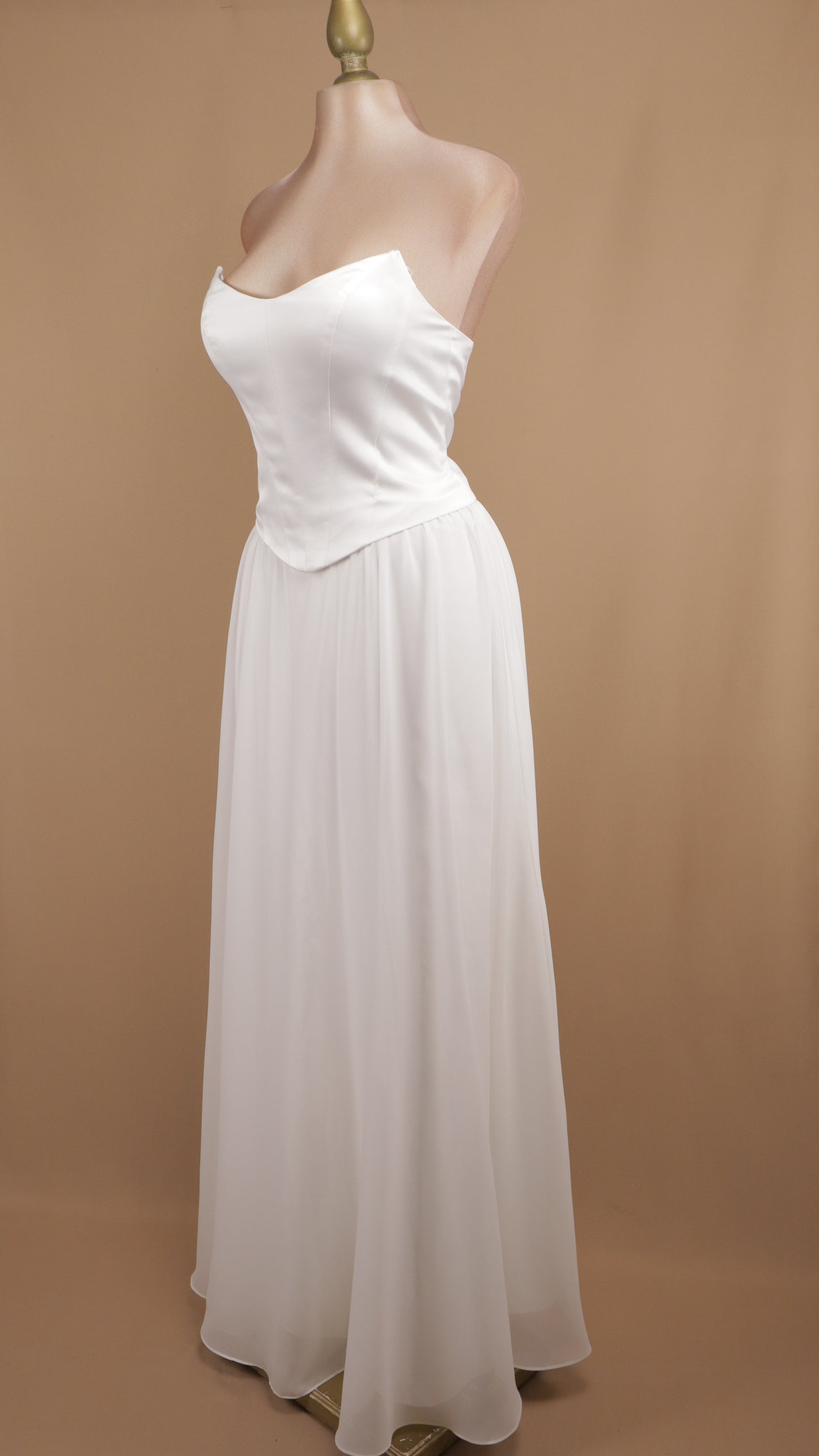 Vestido estraple con corset y falda de chiffon
