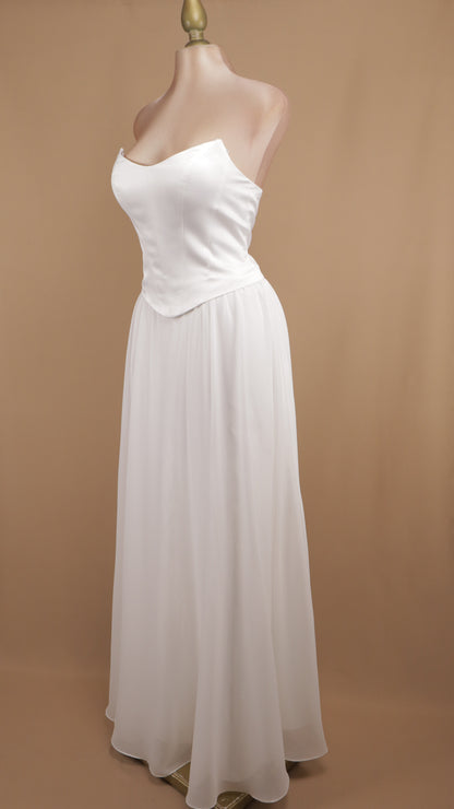 Vestido estraple con corset y falda de chiffon