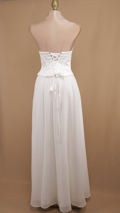 Vestido estraple con corset y falda de chiffon