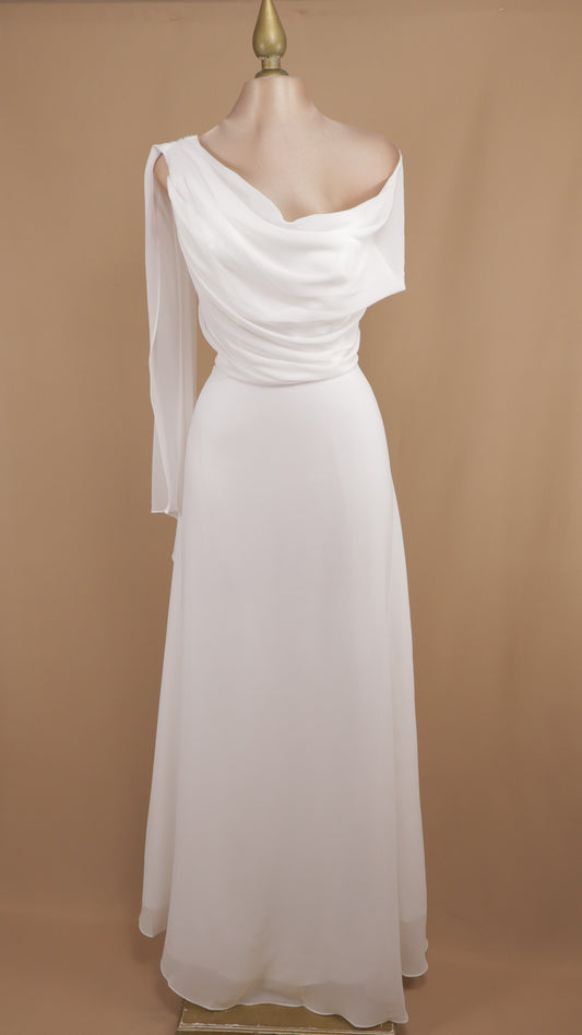 Vestido largo de novia plus asimétrico