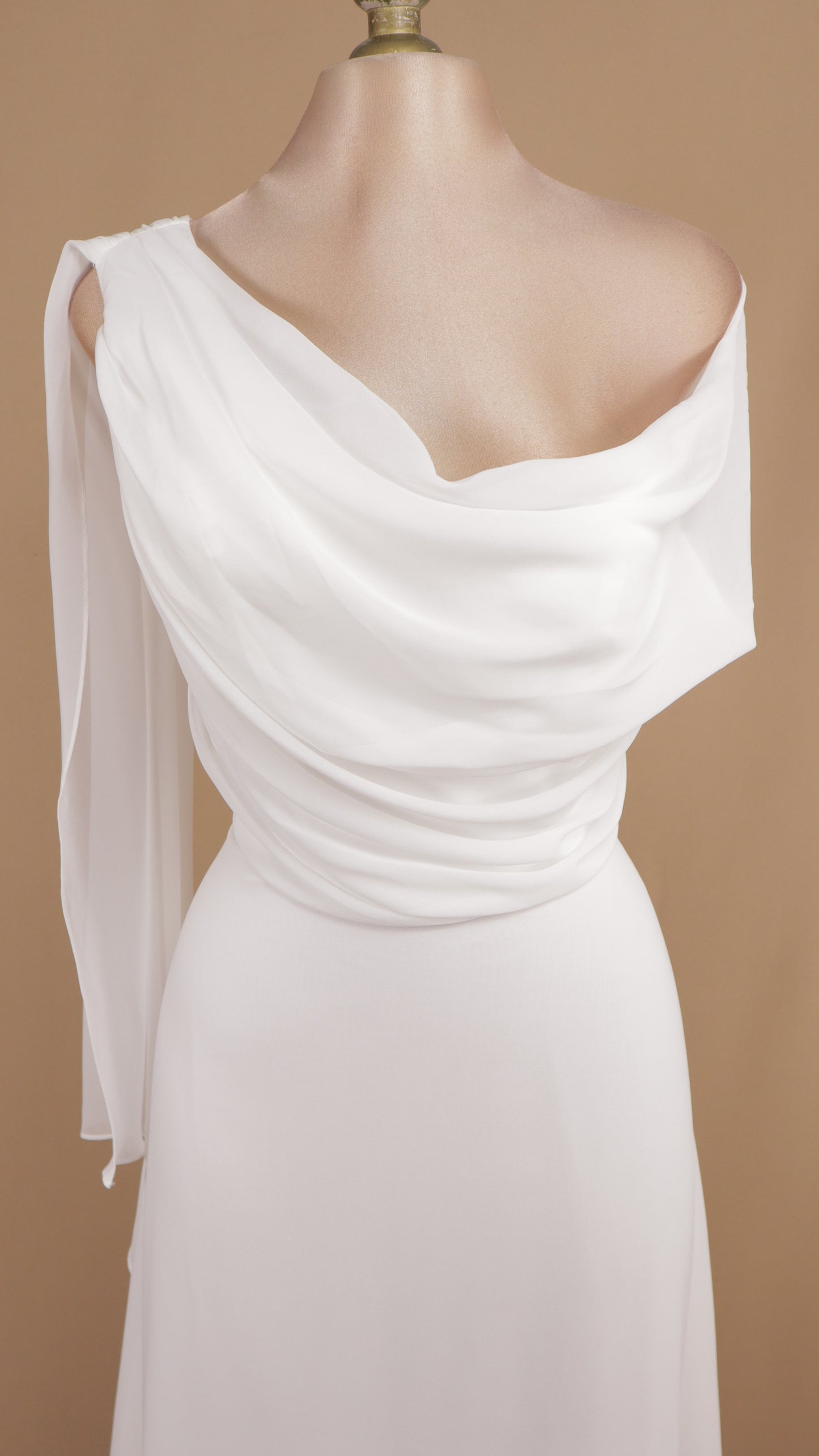 Vestido largo de novia plus asimétrico