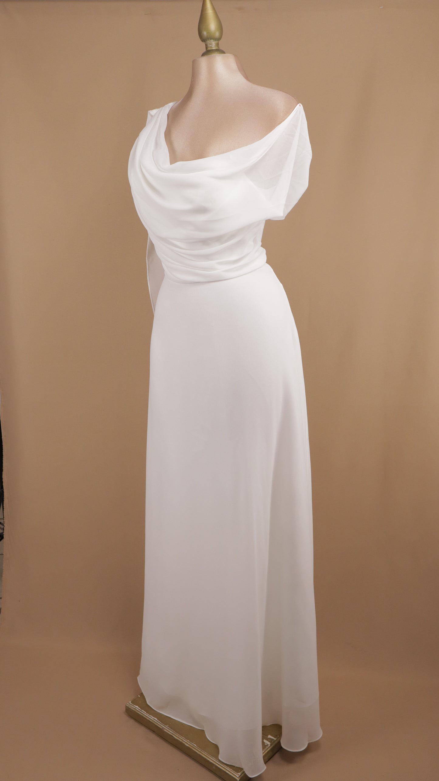 Vestido largo de novia plus asimétrico