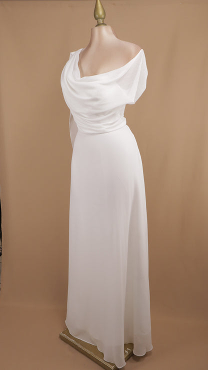 Vestido largo de novia plus asimétrico
