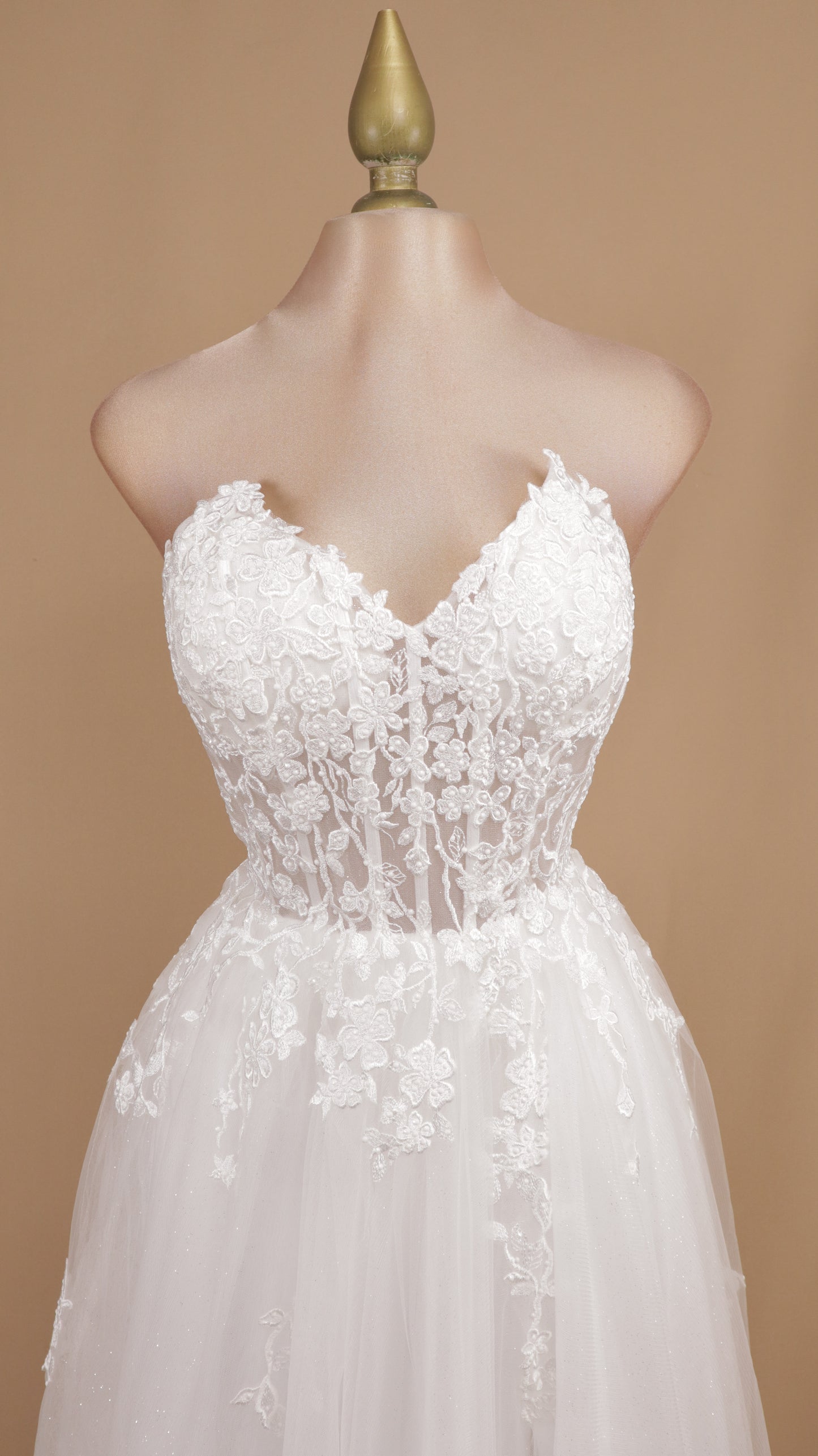 Vestido largo de novia estraple con bordado y falda circular