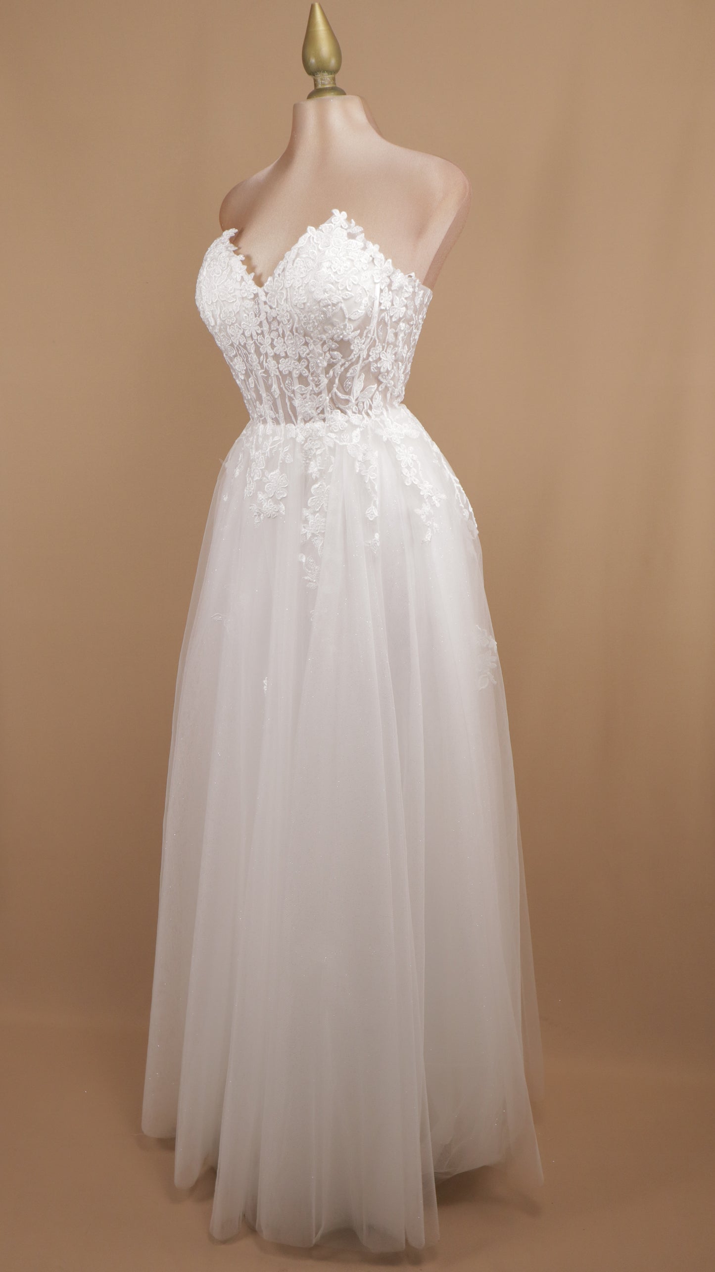 Vestido largo de novia estraple con bordado y falda circular