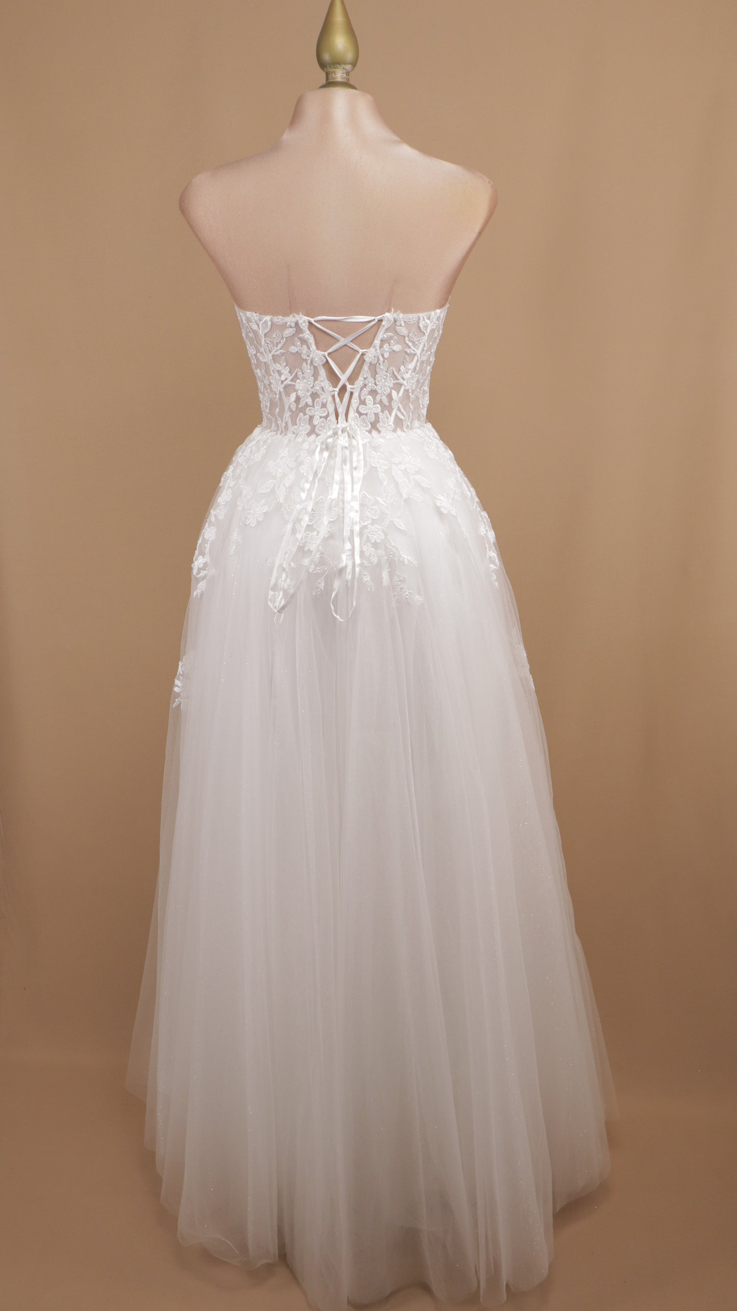 Vestido largo de novia estraple con bordado y falda circular