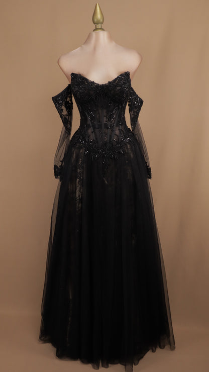 Vestido largo estraple y manga desplegable con aplicación y tull