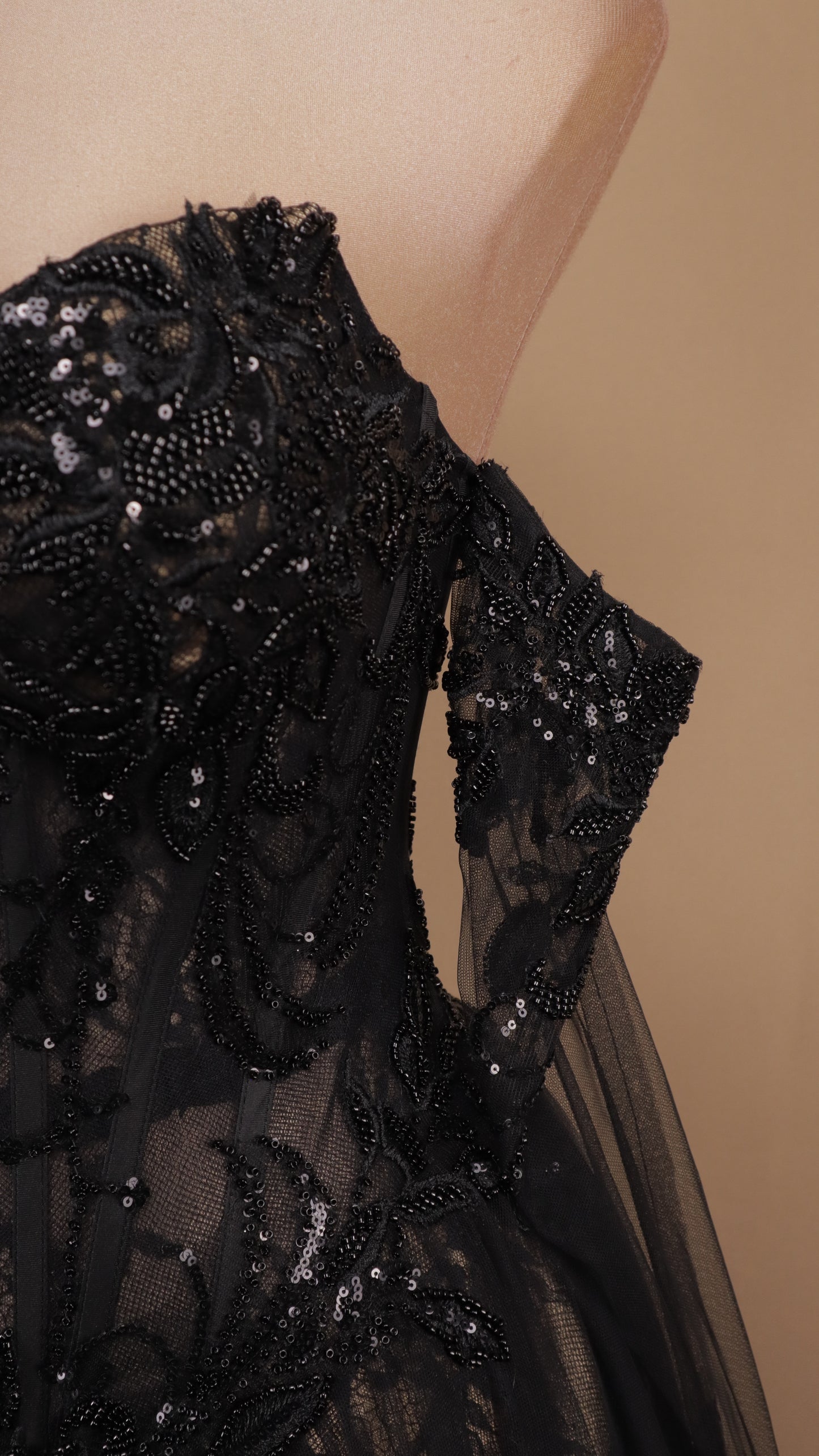 Vestido largo estraple y manga desplegable con aplicación y tull