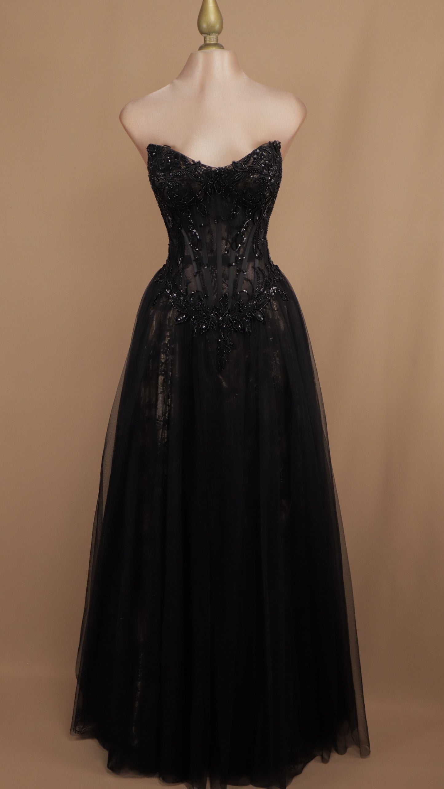 Vestido largo estraple y manga desplegable con aplicación y tull