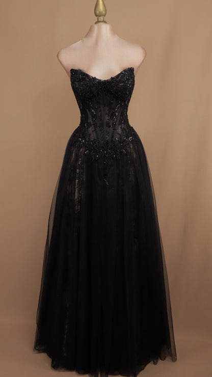 Vestido largo estraple y manga desplegable con aplicación y tull