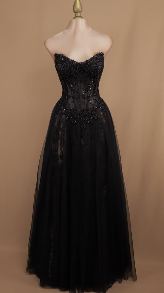 Vestido largo estraple y manga desplegable con aplicación y tull